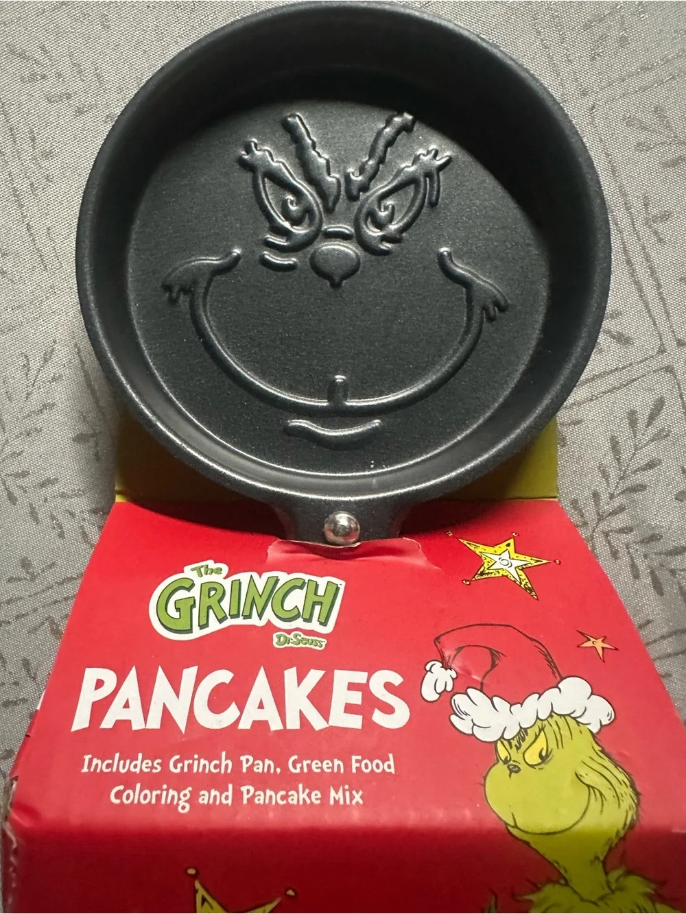 The Grinch Smiley Face Pancake Pan - Black